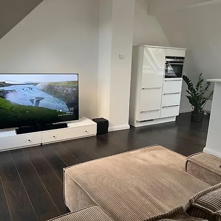 Neu 13 Nahe Bhf Siegburg, Netflix Apartment